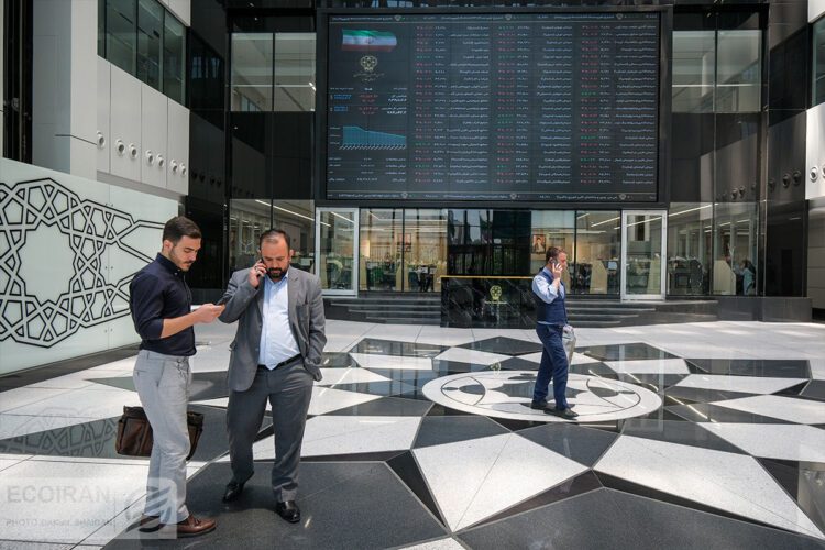 بازار سهام در هفته دوم مرداد ۱۴۰۴ روزهای پر‌فشاری را پشت سر گذاشت و شاخص‌ها به‌طور چشمگیری عقب‌نشینی کردند. در شرایطی که سایه سنگین ابهامات سیاسی، اقتصادی و نرخ بهره بالا همچنان بر سر بازار است، خروج نقدینگی و نااطمینانی فعالان اقتصادی، بورس را در مسیر فرسایشی قرار داده است.